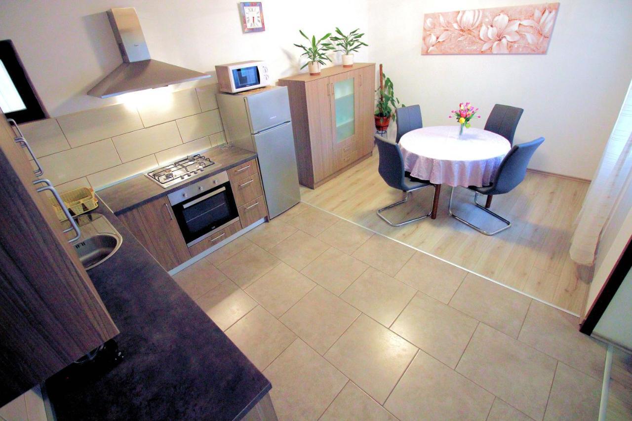 Apartment Leana Selce Bagian luar foto