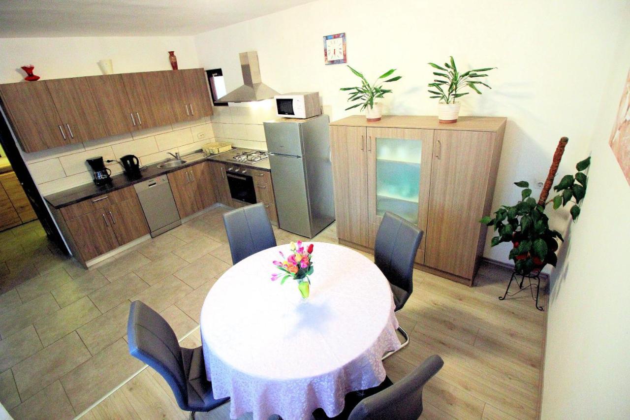 Apartment Leana Selce Bagian luar foto